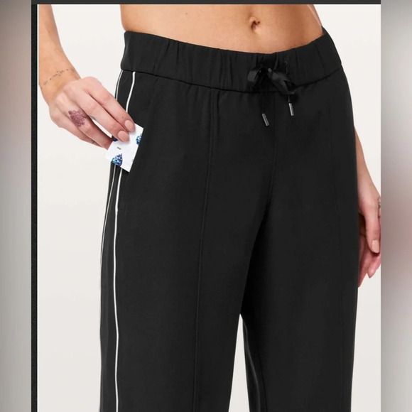 ! Lululemon On The Right Tract Pant, Size 4, Very Good Condition - Picture 4 of 12